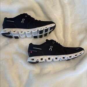 On Cloud Women’s  Black White Athletic Shoes
Size 8.5  5998904